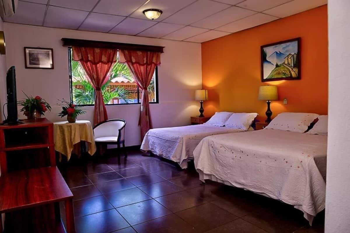 Tweepersoonskamer, 2 queensize bedden | Een kluis op de kamer, gratis wifi, beddengoed