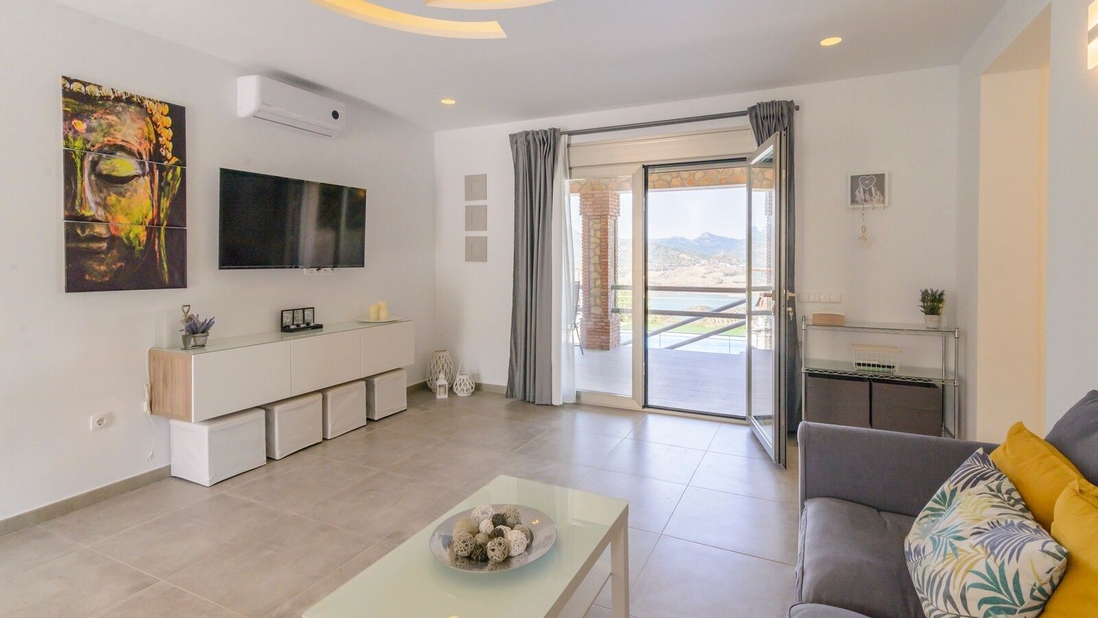 Televisie en een open haard