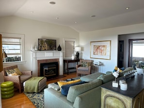 TV, fireplace, DVD player, books