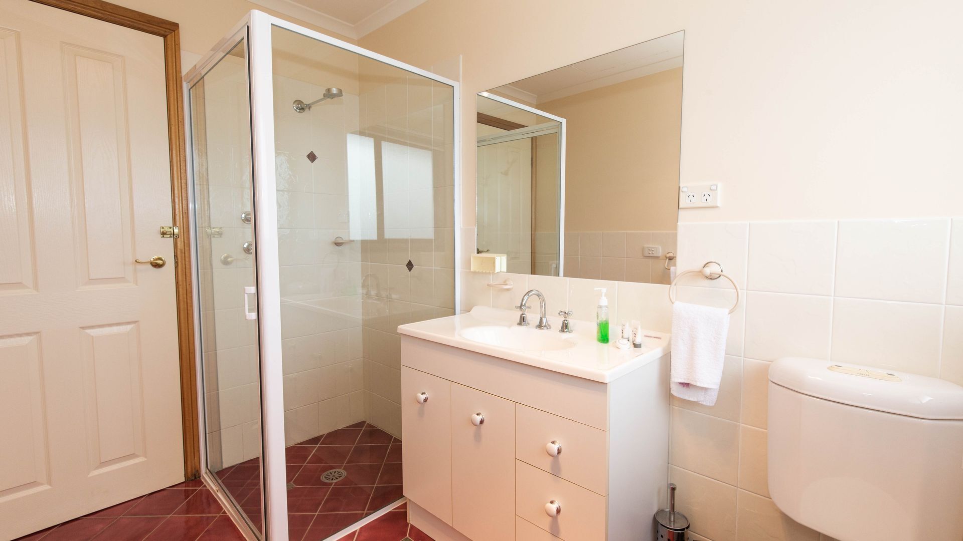 Lakehaus - 2/11 Rainbow Drive — image 11