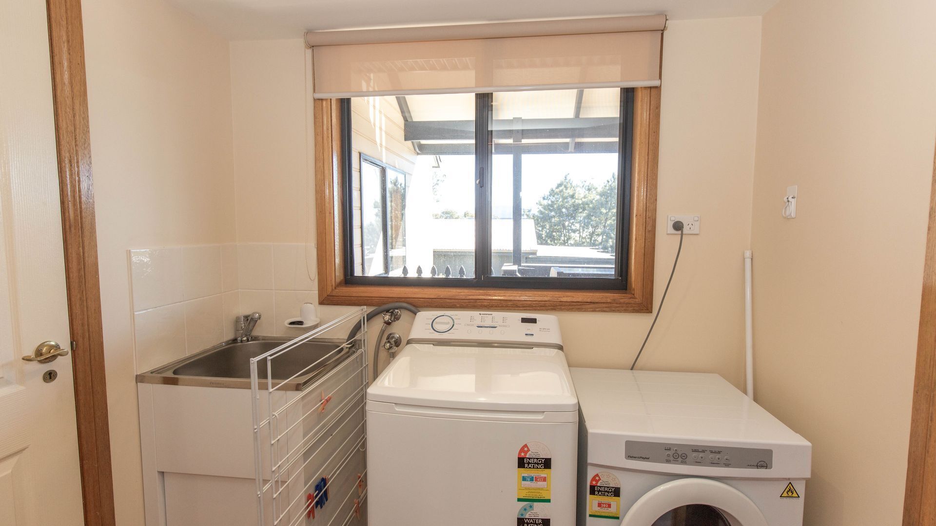 Lakehaus - 2/11 Rainbow Drive — image 2