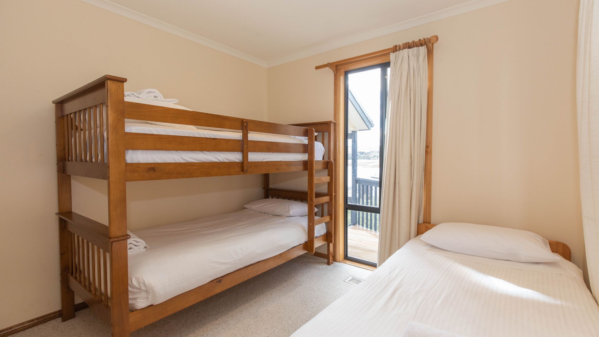 Lakehaus - 2/11 Rainbow Drive — image 10