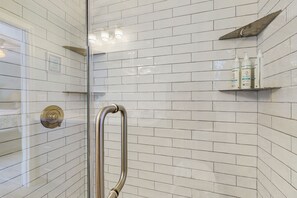 Kostenlose Toilettenartikel, Haartrockner, Handtücher