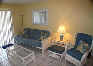 คอนโด, เตียงควีนไซส์ 1 เตียง และโซฟาเบด, ระเบียง, เห็นวิวมหาสมุทรบางส่วน | ห้องนั่งเล่น