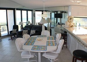 公寓客房, 多張床, 露台, 海景 | 私人廚房 | 雪櫃、微波爐、爐具、洗碗機