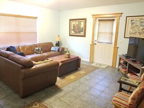 Talo, useita sänkyjä, parveke, näköala puutarhaan | Olohuone | 40–tuumainen televisio, jossa kaapelikanavat