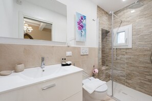 Shower, hair dryer, bidet, towels - SUITE MARIASOLE apartment (Firenze)