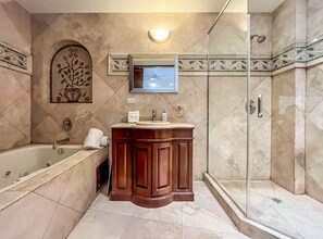 Badewanne, Whirlpool, Haartrockner, Handtücher