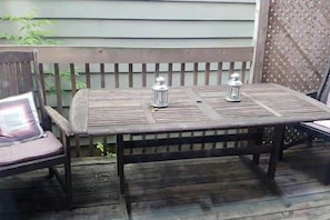 A wooden deck with a table and two chairs. - Sunny and airy downtown apartment in Hull Gatineau (Gatineau)
