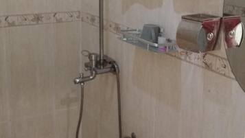Pancuran mandi, pengering rambut, bidet, tuala disediakan