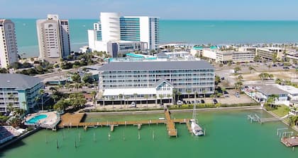 Dock Holiday--Luxury Waterfront, Great Views, Pool, Parking, Walk Everywhere!