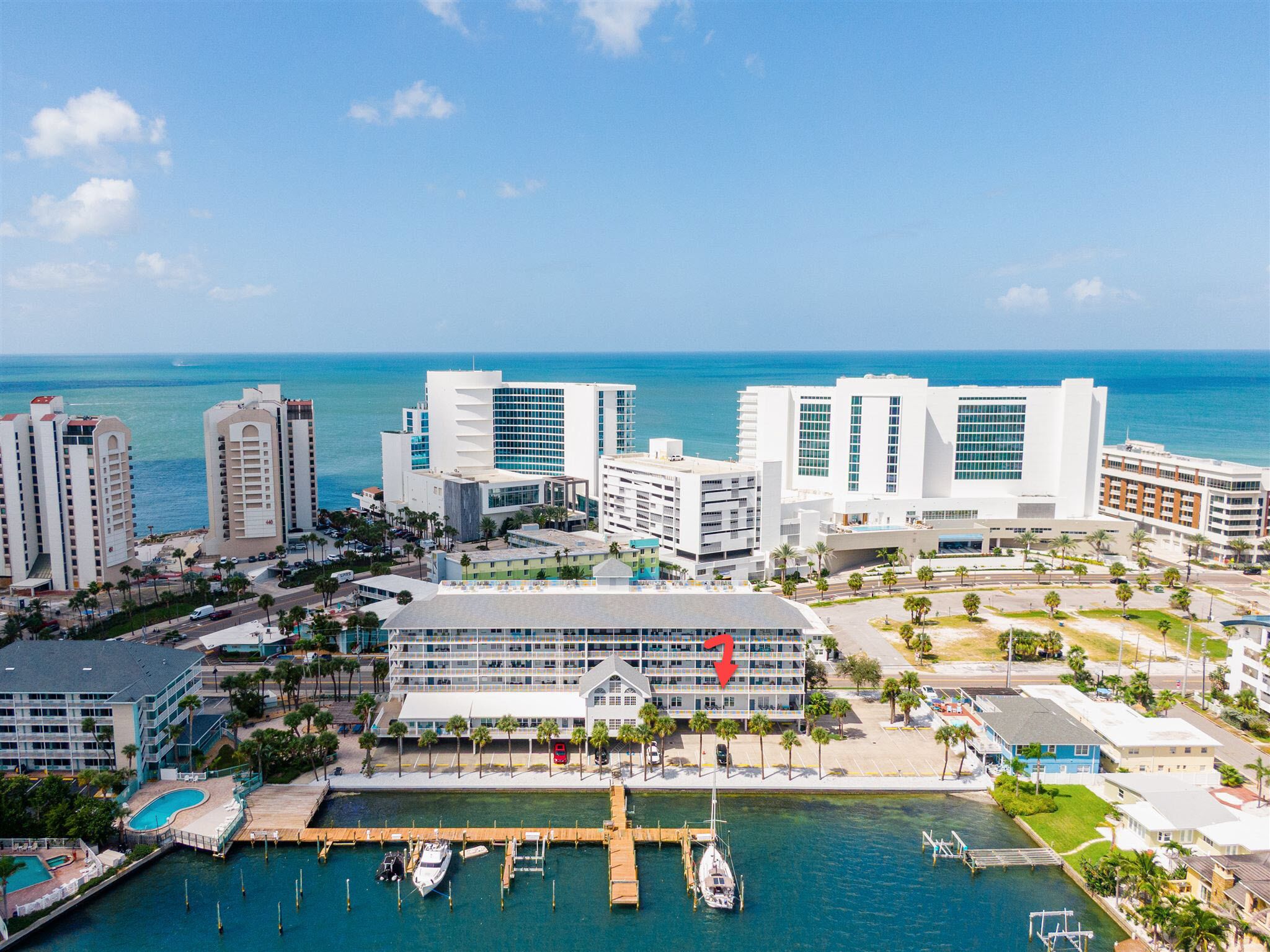 Ein Küstenhotel mit mehreren Gebäuden, einer Marina und freiem Blick auf den Ozean.