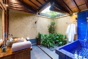 Standard Room | Bathroom | Combined shower/bathtub, free toiletries, hair dryer, bathrobes - Be Bali Hut Farm Stay (Ubud)