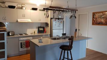 Deluxe House | Private kitchen | Fridge, microwave, oven, stovetop