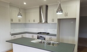 华丽独立别墅 | 私人厨房 | 大冰箱、微波炉、烤箱、炉灶