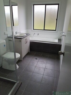 华丽独立别墅 | 浴室 | 淋浴设施、旋水按摩花洒、吹风机、毛巾