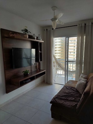 Smart TV, pebolim, mesa de pingue-pongue, videoteca