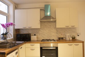 プレミアム タウンホーム 3 ベッドルーム | 専用キッチン | 電気ポット、ハイチェア、調理器具と食器