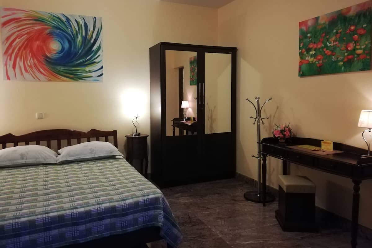 In-room safe, individually furnished, desk, laptop workspace
