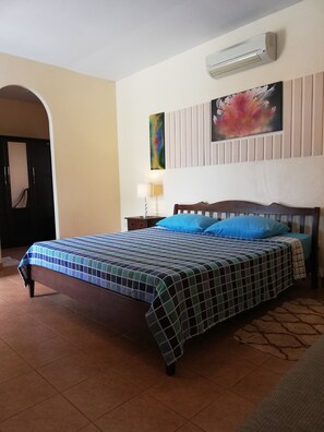 In-room safe, individually furnished, desk, laptop workspace - Lonops Paradise (Pattaya)