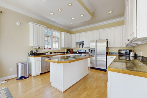 Spacious, two-story condo w/ fireplace Walking distance to the river