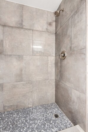 Shower, hair dryer, towels, soap - Waterfront with 2 KING Beds and full-size bunks (Phoenix)