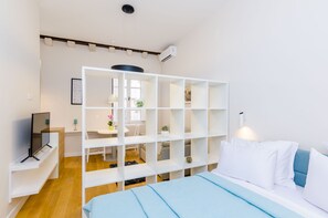 Tabla de planchar con plancha, wifi y ropa de cama 
