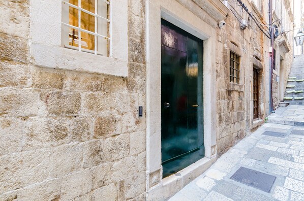 Exterior detail - Leonarda Baroque House - One-Bedroom Apartment (Dubrovnik)