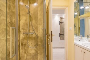 Shower, hair dryer, bidet, towels - PRINCIPE SMALL SUITE apartment (Firenze)