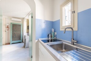 Fridge, microwave, stovetop, coffee/tea maker