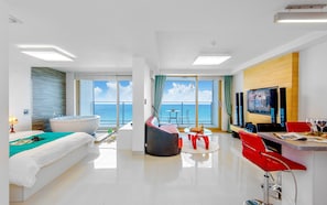 Habitación (Amiga Whirlpool Spa) | Área de sala de estar | Televisión de pantalla plana