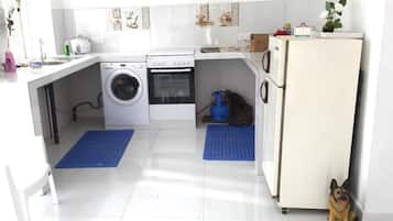 Chambre Deluxe | Cuisine partagée | Réfrigérateur dans l'espace commun, micro-ondes dans l'espace commun