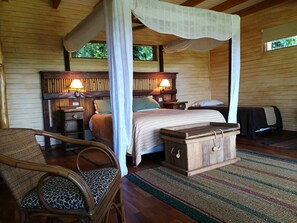 高级小屋 | 客房内保险箱、办公桌、遮光窗帘、隔音