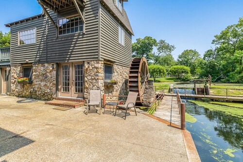 Cozy cottage surrounded by water w/ Kalamazoo River views - one dog OK