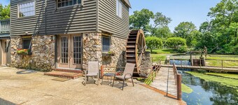 Cozy cottage surrounded by water w/ Kalamazoo River views - one dog OK