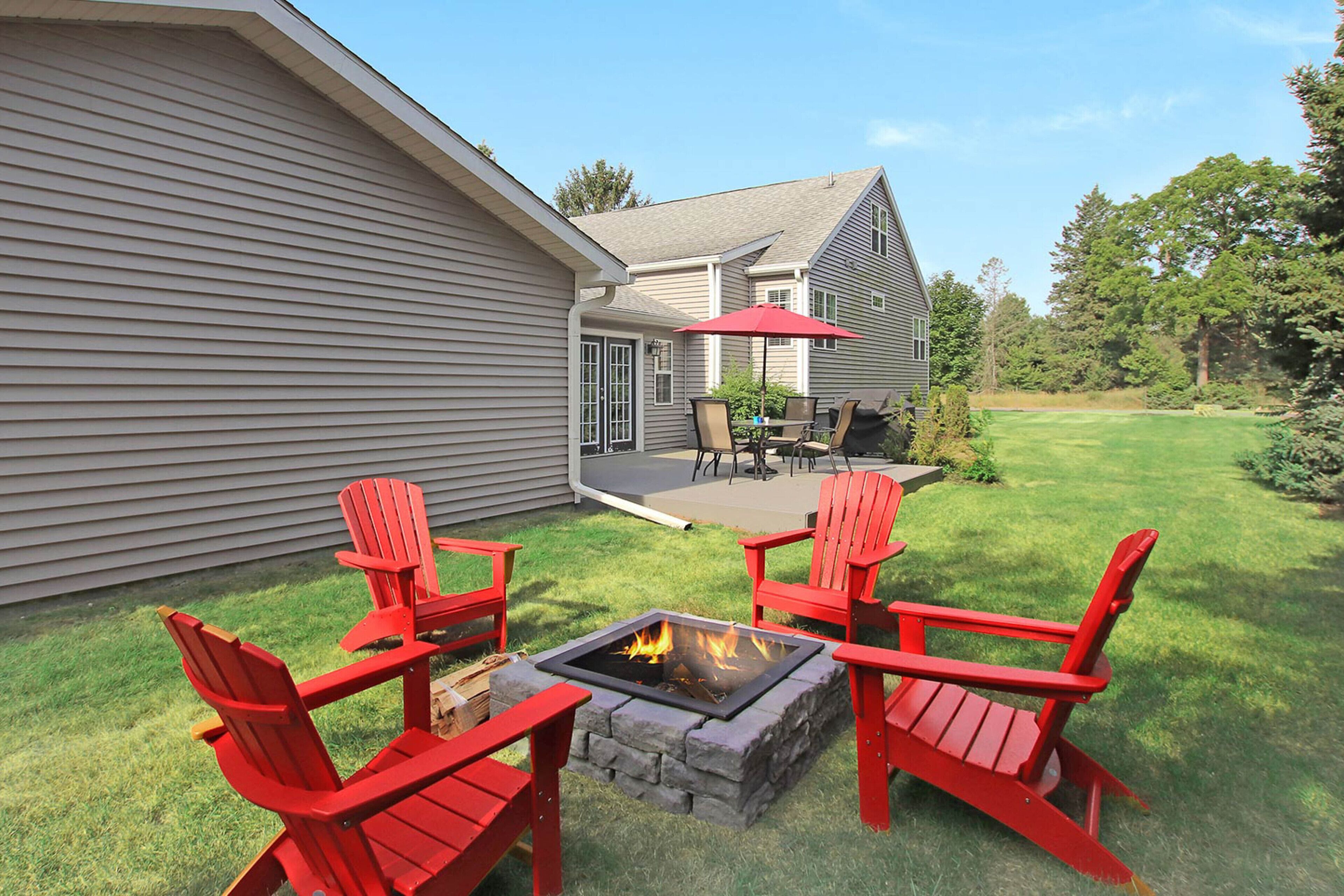 Dog-friendly cottage with firepit and within walking distance of the beach