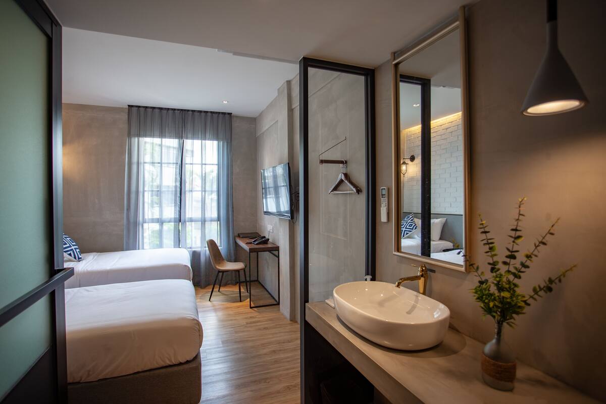 standard twin | bathroom sink