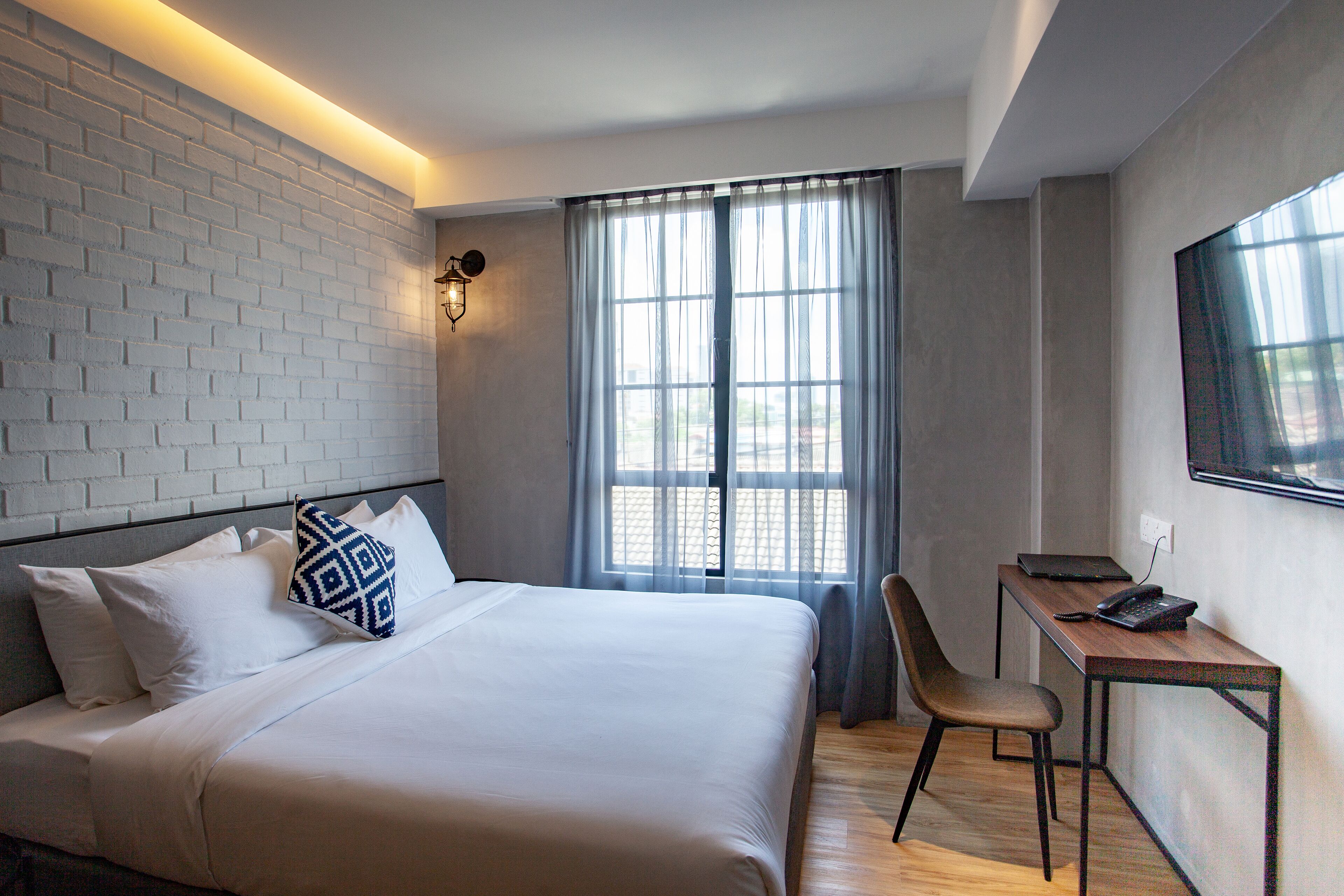 Pillow-top beds, individually decorated, individually furnished, desk