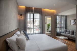 Pillowtop beds, individually decorated, individually furnished, desk