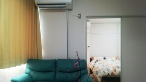 تلفزيون بشاشة مسطحة بحجم 43-بوصة يعرض قنوات تلفزيونية باشتراك مدفوع