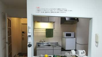 Apartemen (Deluxe Room, 2adults+1child) | Dapur pribadi | Lemari es, microwave, dan ketel listrik