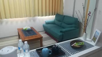 公寓 (Deluxe Room, 2adults+1child) | 起居區 | 43-吋平面電視、有線頻道、電視、地暖系統