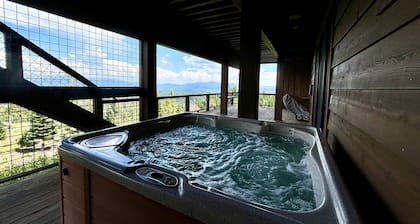 Grand Vista Lodge by Tahoe Getaways - 5 BR Tahoe Donner w Pool Table, Hot Tub & HOA!