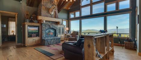 Flat-screen TV, fireplace, table football, stereo