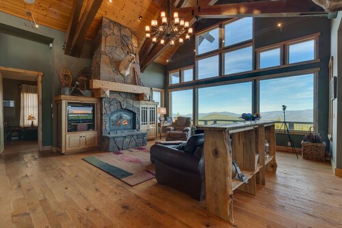 Grand Vista Lodge by Tahoe Getaways - 5 BR Tahoe Donner w Pool Table, Hot Tub & Fireplace