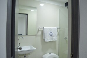 Superior Room | Bathroom | Hair dryer, towels, soap, toilet paper - Hotel Azul Sopetran (Sopetrán)
