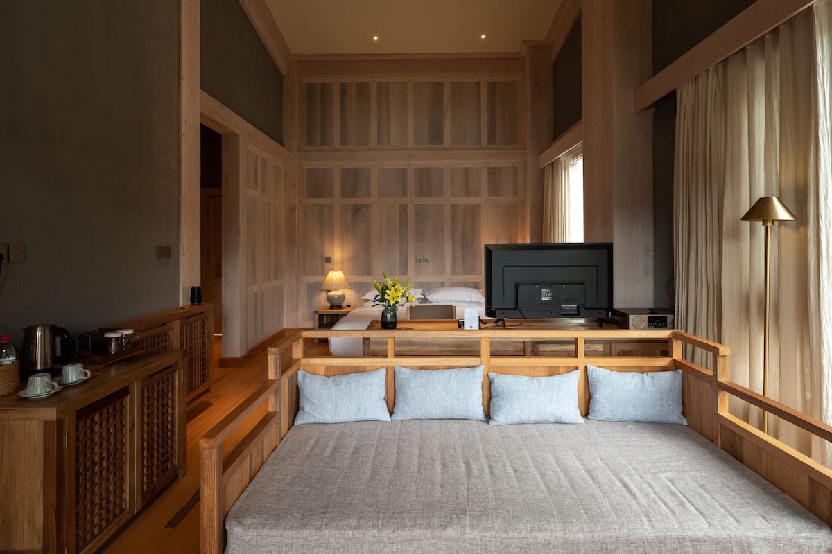 Quarto casal luxo | Cortinas blackout, camas extras/dobráveis (sobretaxa), Wi-Fi de cortesia