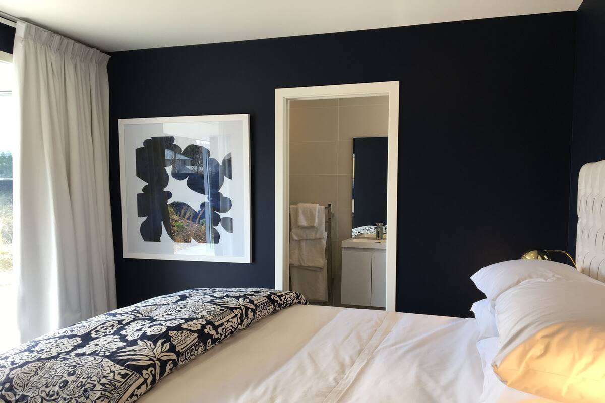 Premier Suite | Blackout drapes, iron/ironing board, WiFi (free), bed sheets