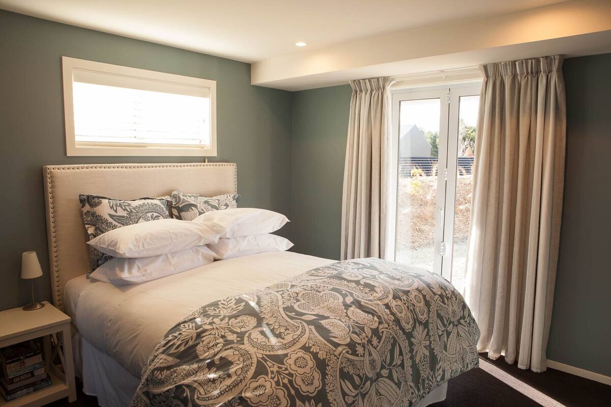 Premier House | Blackout drapes, iron/ironing board, WiFi (free), bed sheets