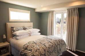 Premier House | Blackout drapes, iron/ironing board, free WiFi, bed sheets - Ra Whenua (Twizel)